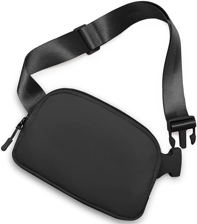 adjustable straps of bum bag